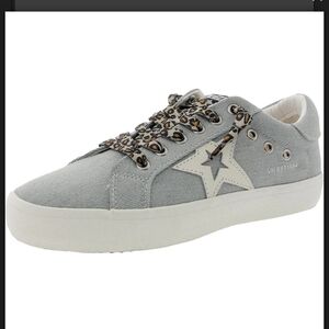 VINTAGE HAVANA Distressed Leather Casual Fashion Sneakers In Sky Denim. Size 7